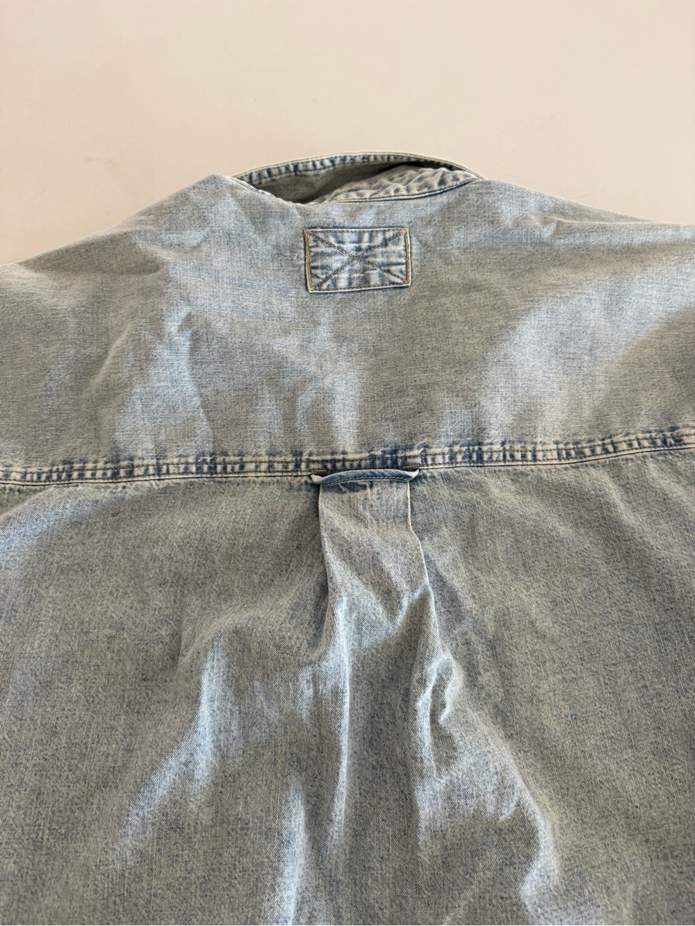We The Free Freddie Light Wash Denim Button-Front Shirt sz M - Picture 9 of 9